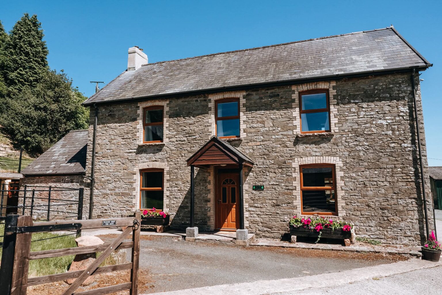Vale Farm Cottages - Farm House Front
